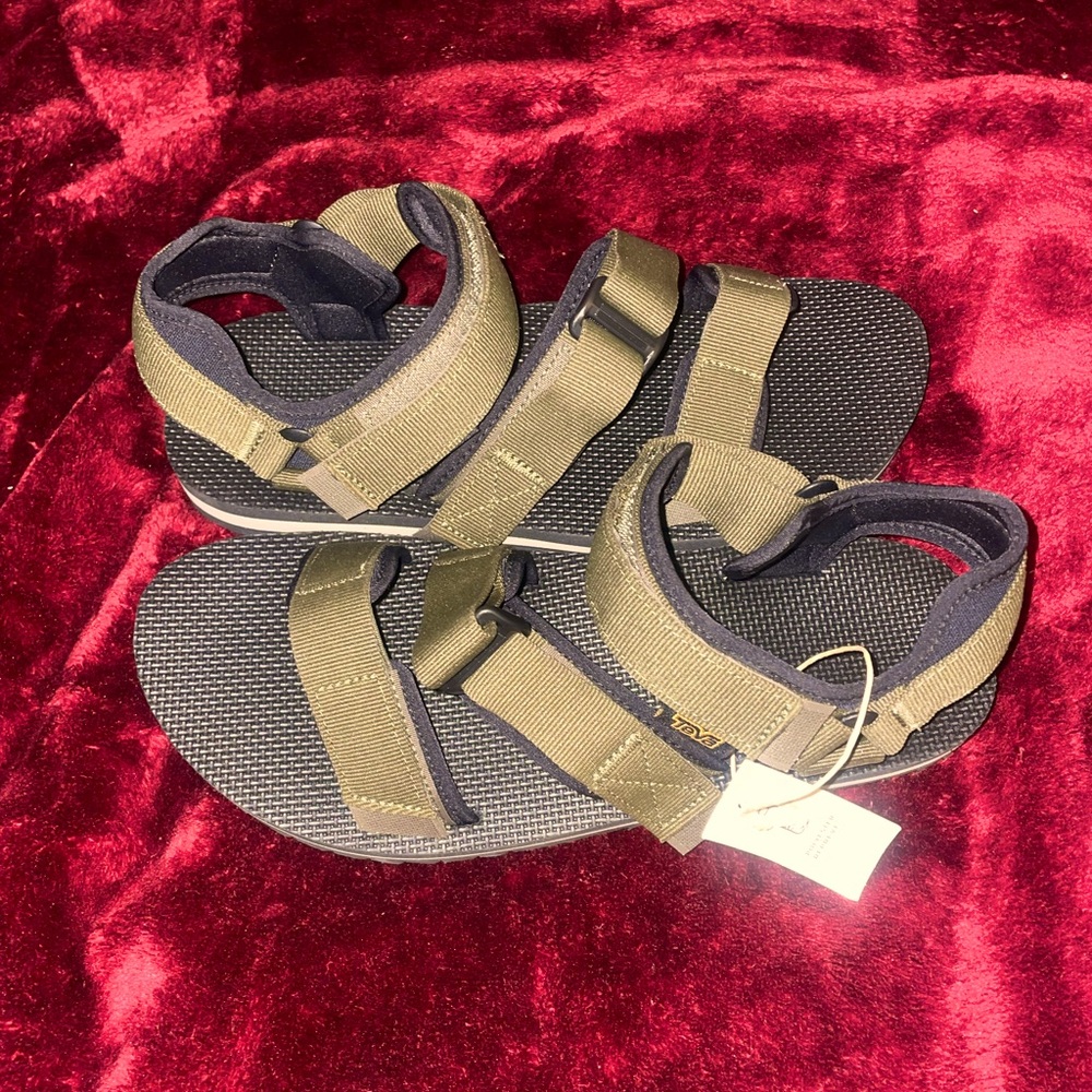 Teva’s Cross Strap Trail Sandals (SIZE: 10)